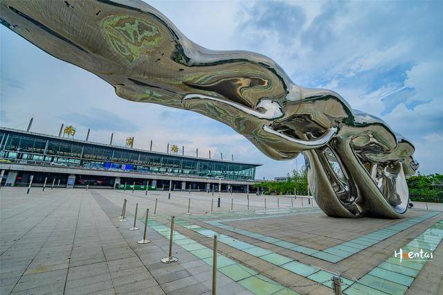 南京站下車別急著走南廣場步行50米可看大湖美景和城市地標