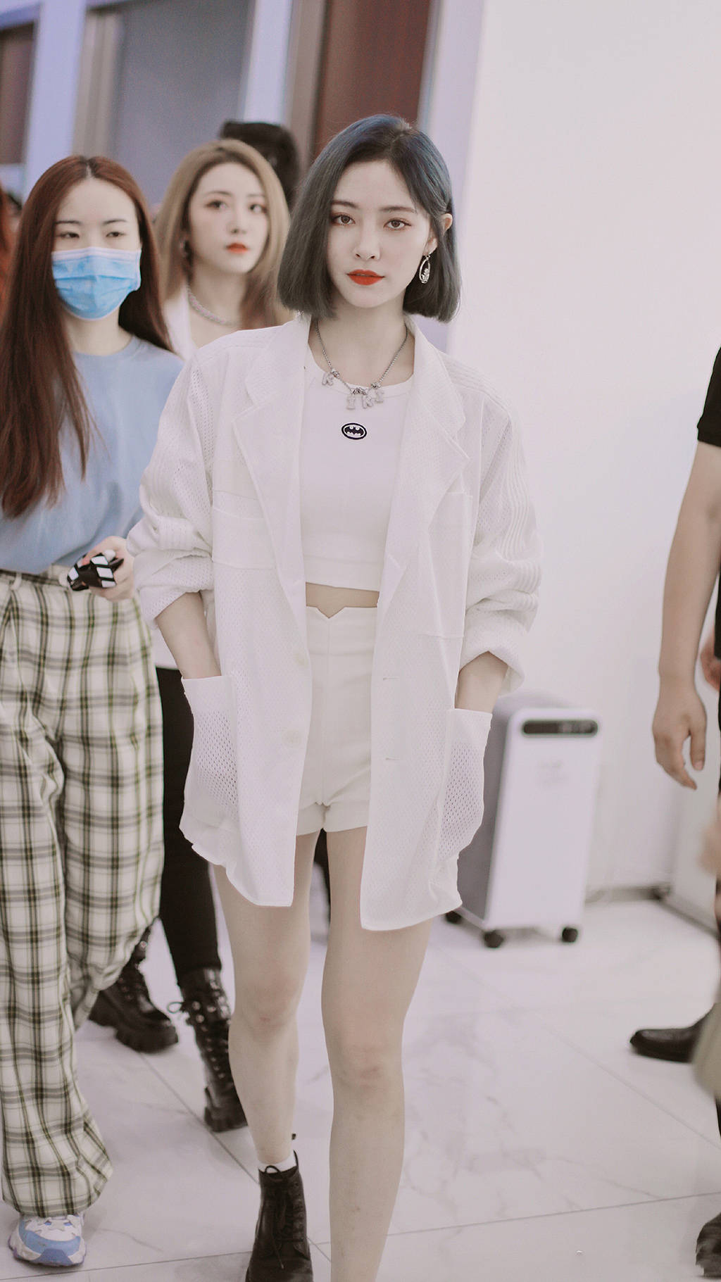 的白色上身,白色西装外套 白色紧身短t 白色短裤,身材好就不用多说了