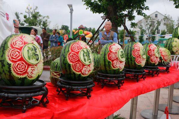 即墨湍湾西瓜节291斤瓜王来了