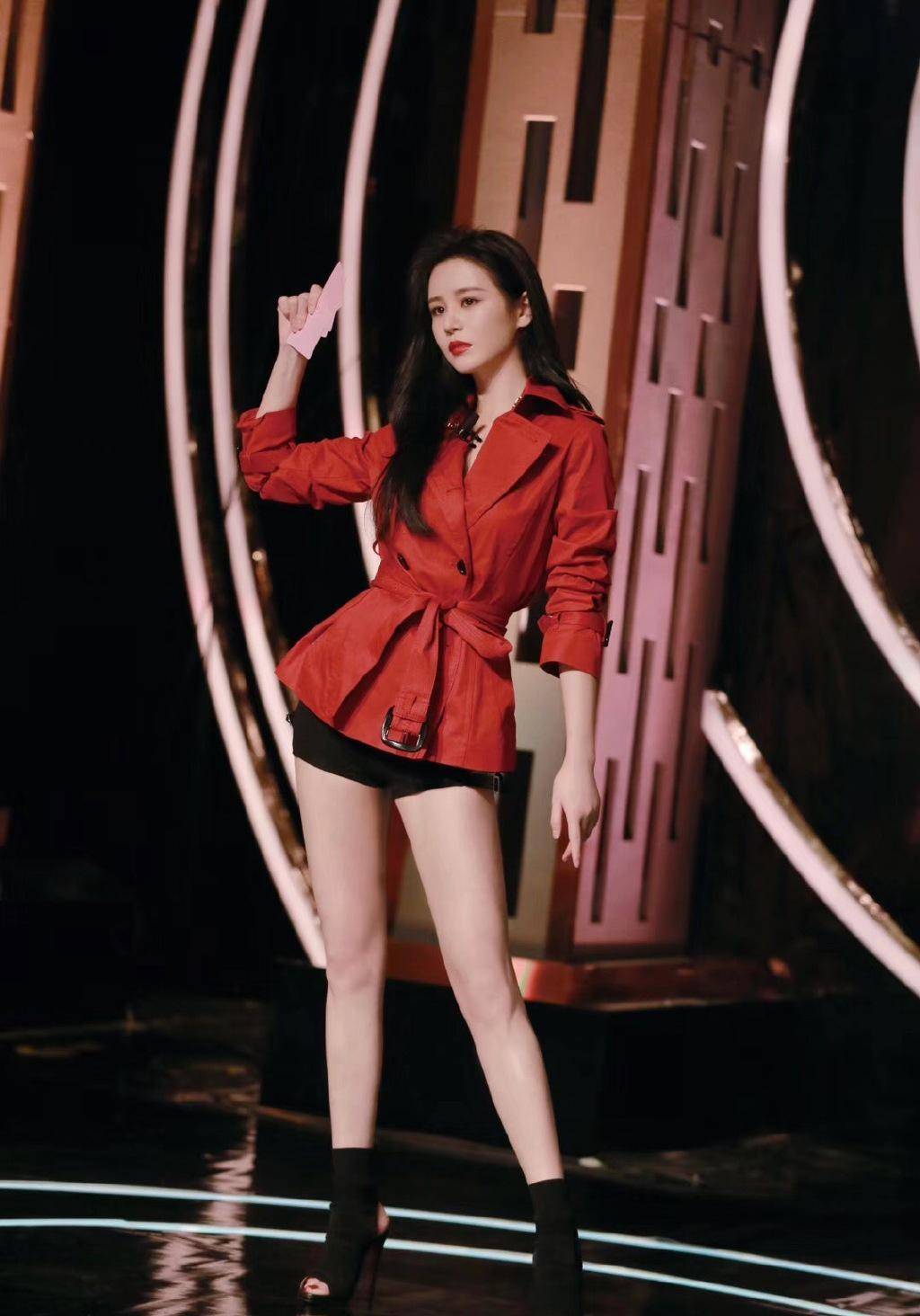 90后小花邱意浓身材妖娆长腿吸睛王晶称她如当年张曼玉