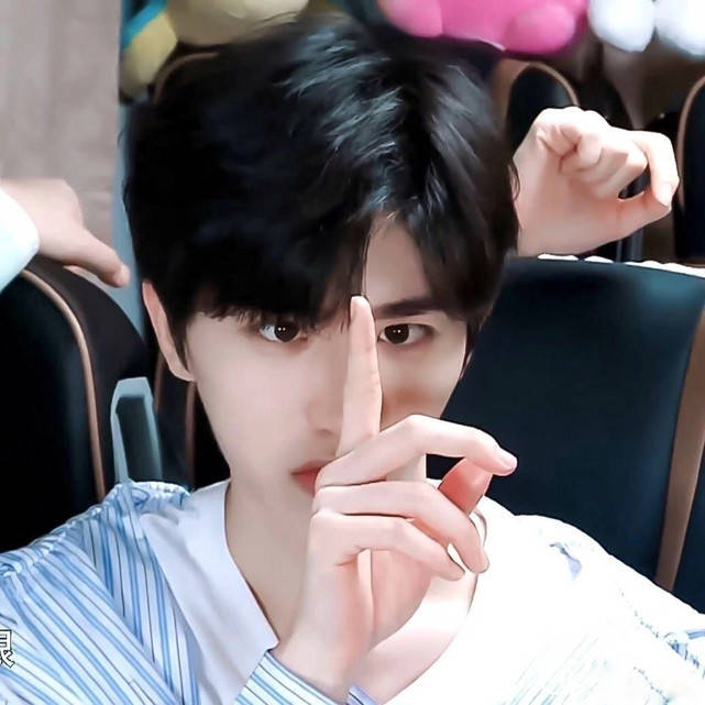 蔡徐坤奔跑吧暴露假体当镜头推近后网友下巴太奇怪了