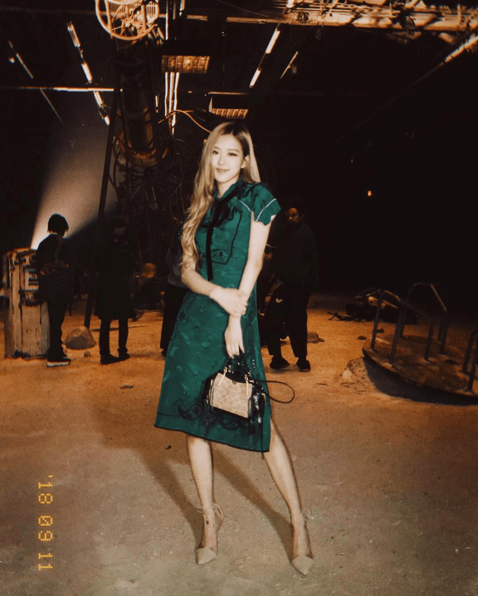 lisa小老婆神颜霸屏丝袜配球鞋谁还敢说土