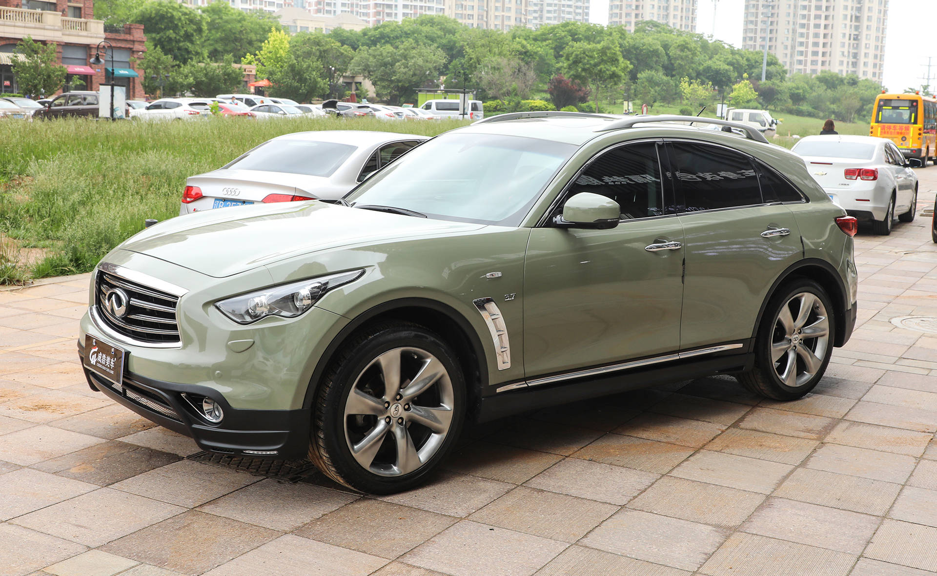 大排量自吸已成绝唱,英菲尼迪qx70变身高光卡其绿