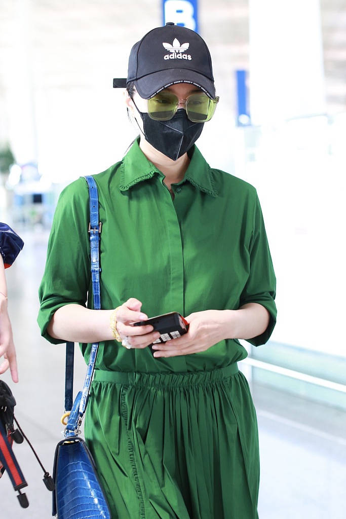 范冰冰穿绿色套裙低调现身 皮肤白皙身材略显丰满