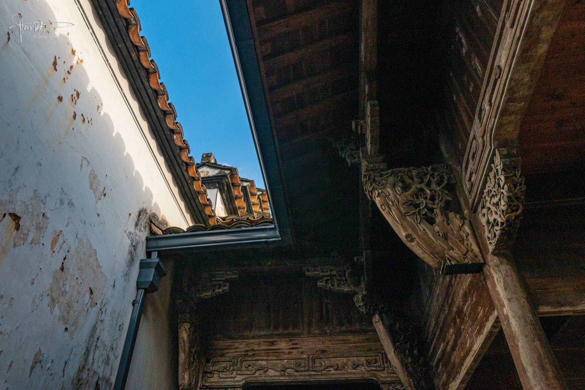 天气晴朗在松阳的古建筑里抬头望是这样的风景