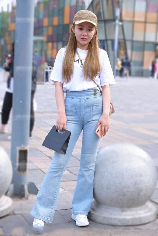 路人街拍,靓女线衫搭配灰色牛仔裤,青春俏丽_美女