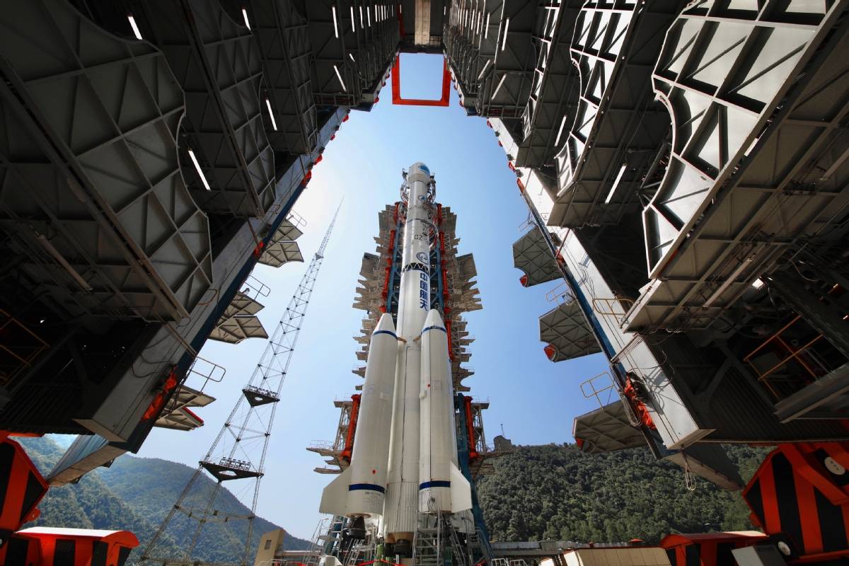 长征3b运载火箭在中国西南四川省西昌卫星发射中心的发射台上.