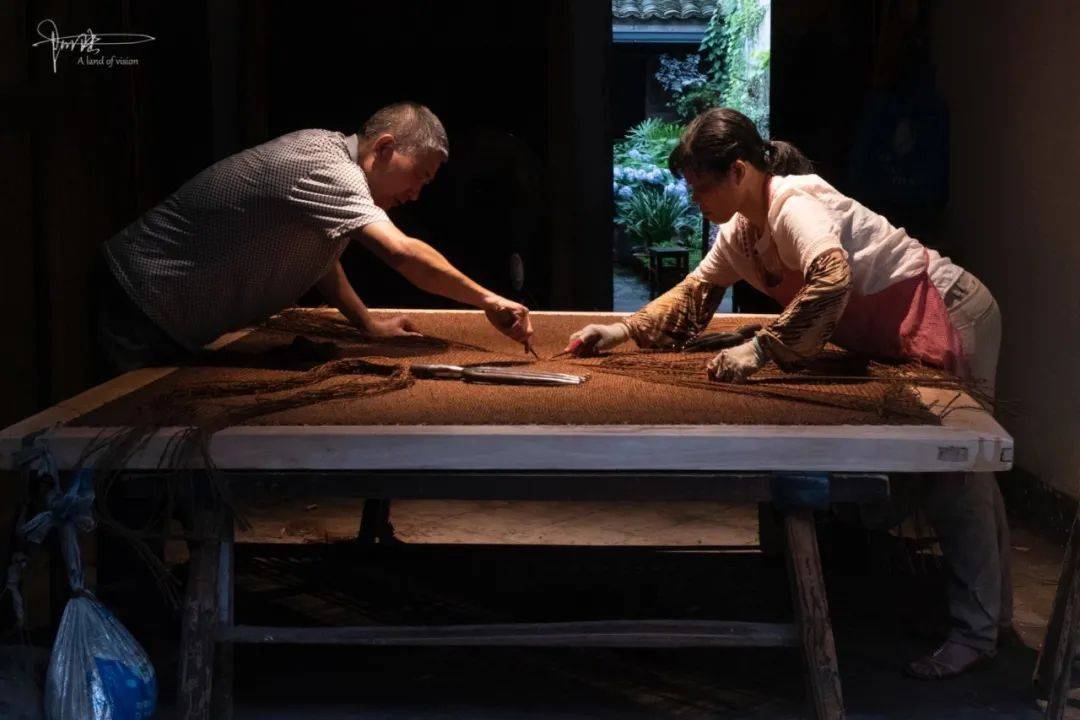 在松阳老街,遇见一对正在做棕板床的手艺人,感触颇多_棕绷