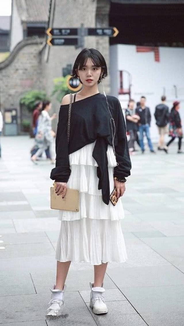 路人街拍美女穿透视装衬衣透肤感蛮强烈的