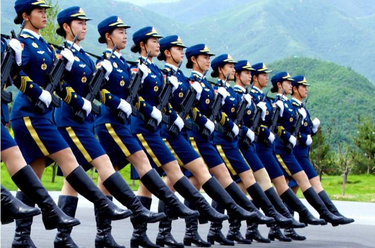 女兵为啥要穿高筒皮靴不仅是为了漂亮关键还有这功能