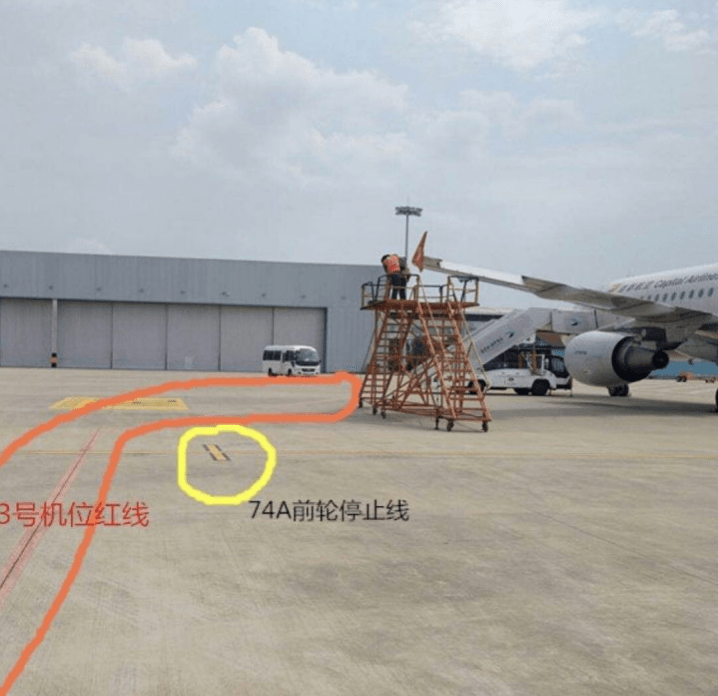 重庆机场停机坪内两架客机发生剐蹭:原因是奇葩的机位设计