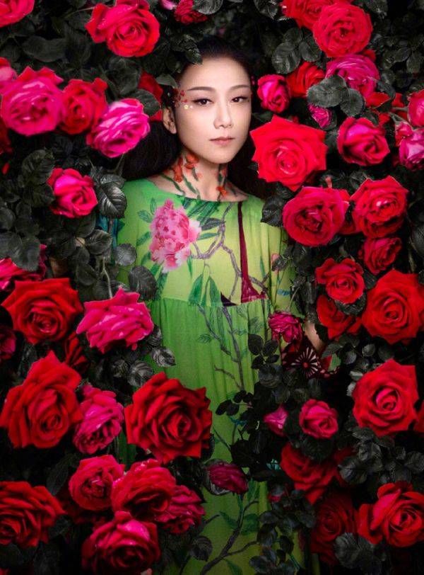 原创杨丽萍懒理争议晒照,再现"孔雀甲",61岁活成了仙女