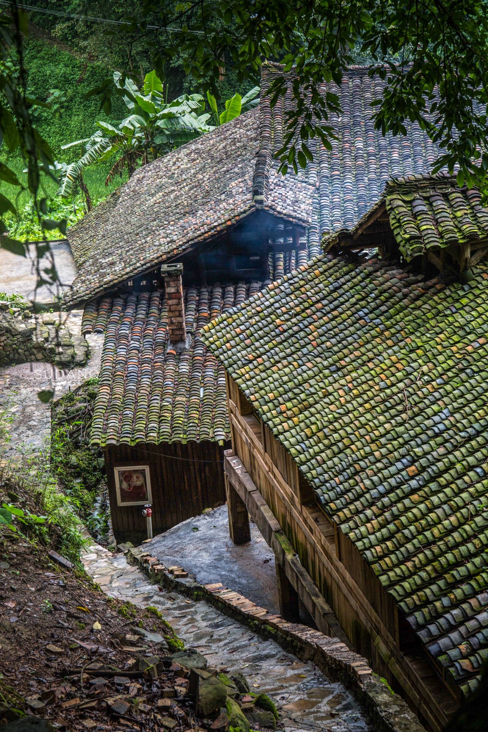 其中,让我最难忘的还是兴义万峰湖畔的南龙布依古寨,这是一个布依族