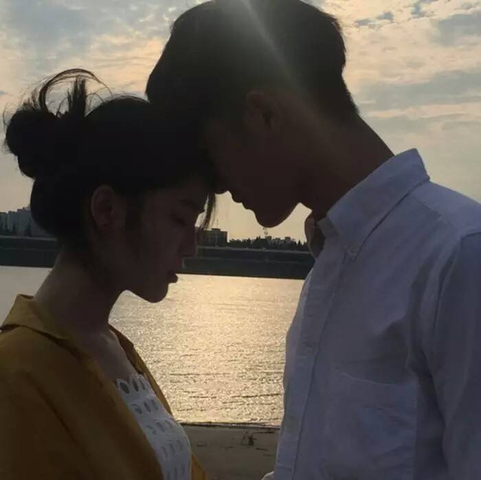 一,他会把他的胳膊给你枕着如果一个男人非常爱你,那么他会把他的胳膊