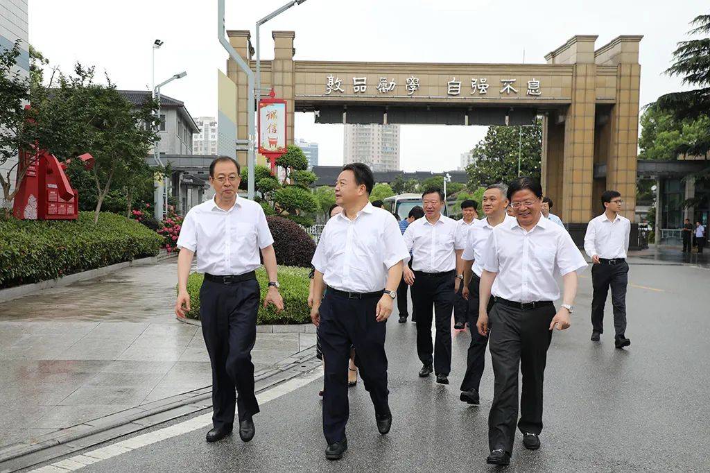江苏省海安高级中学:南通市委常委,宣传部长陆卫东到校调研