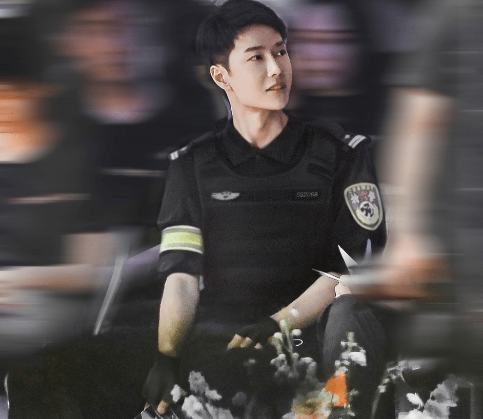 《天天向上》王一博点评险些揪秃仙女笔,表情可爱脖子红印成亮点