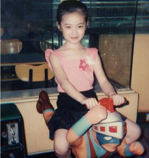 原创徐艺洋晒出自己的童年照从小就美得冒泡怪不得黄子韬能看上她