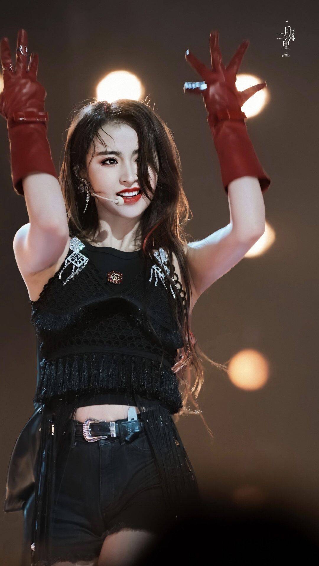 金子涵舞台look,红色皮质手套 黑色热裤