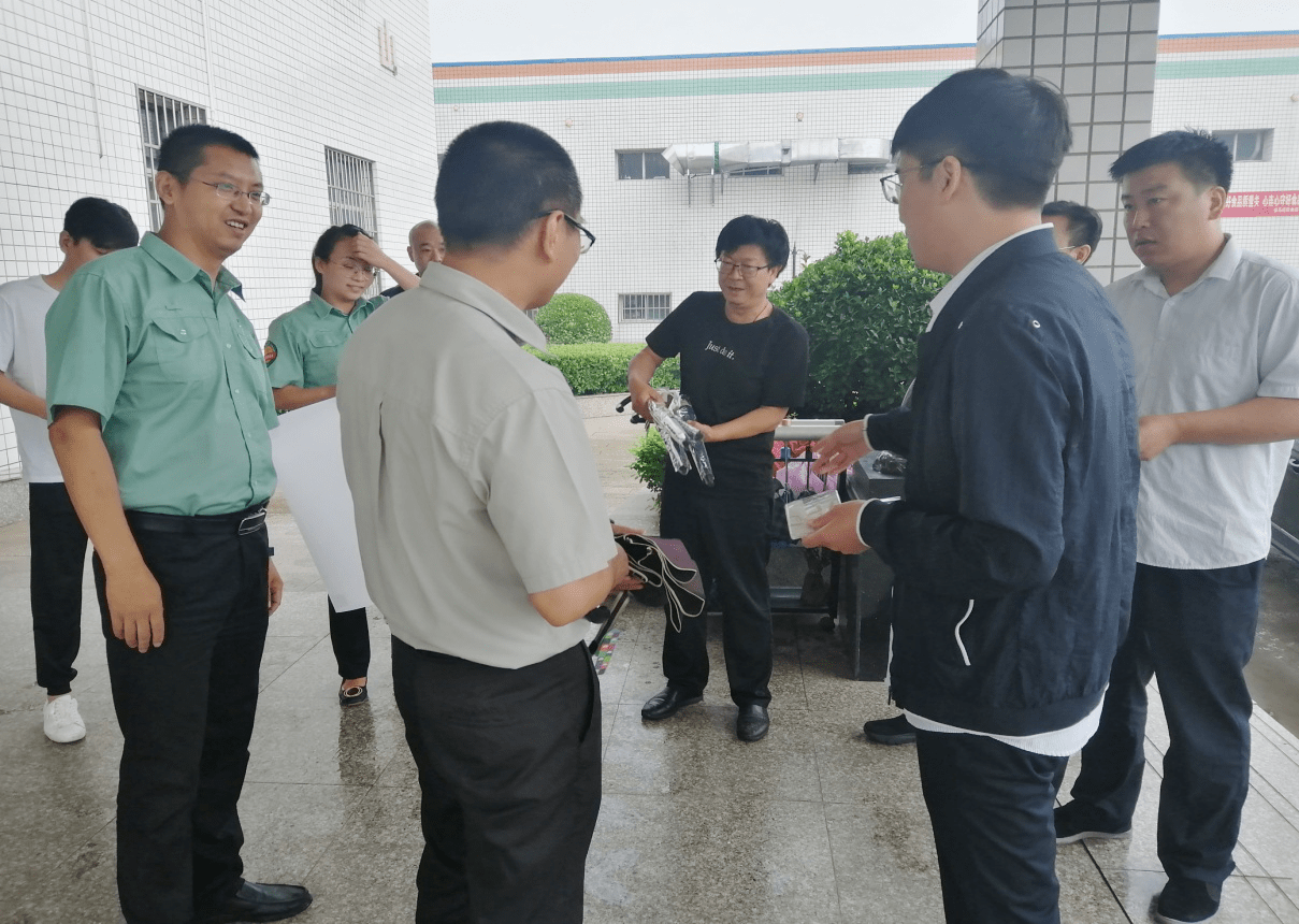 在侯馬旺旺食品進行安全生產宣傳活動此次活動共發放雨傘100餘把,安全