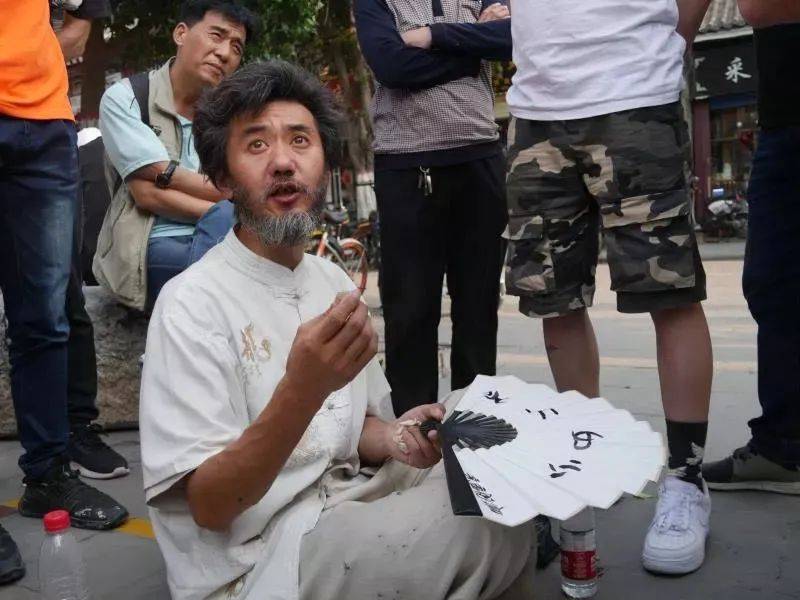 地摊经济崛起:艺术家街头纷纷摆地摊卖画像,一天少则上千,多则上万?