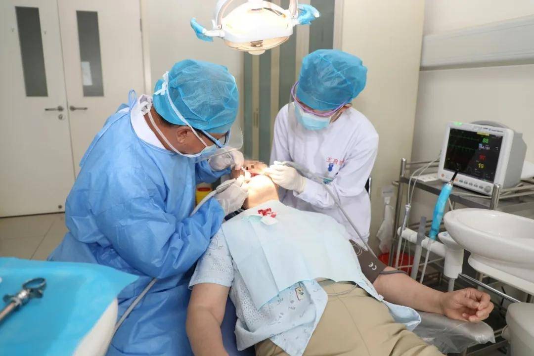 王府医院成功开展心电监护拔牙,为高龄老人解决病痛_手机搜狐网