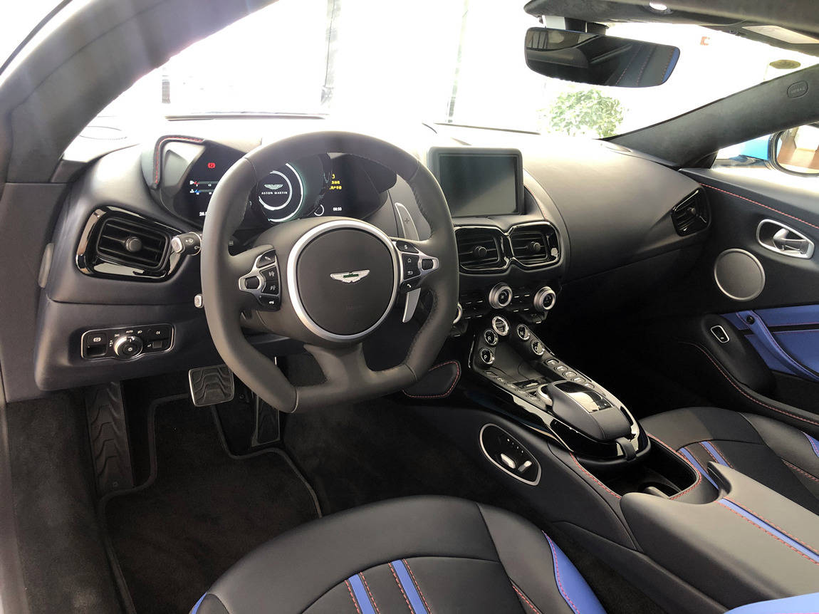 车辆型号:vantage coupe ,颜色内饰:机坪蓝/黑蓝 ,引擎参数:4.