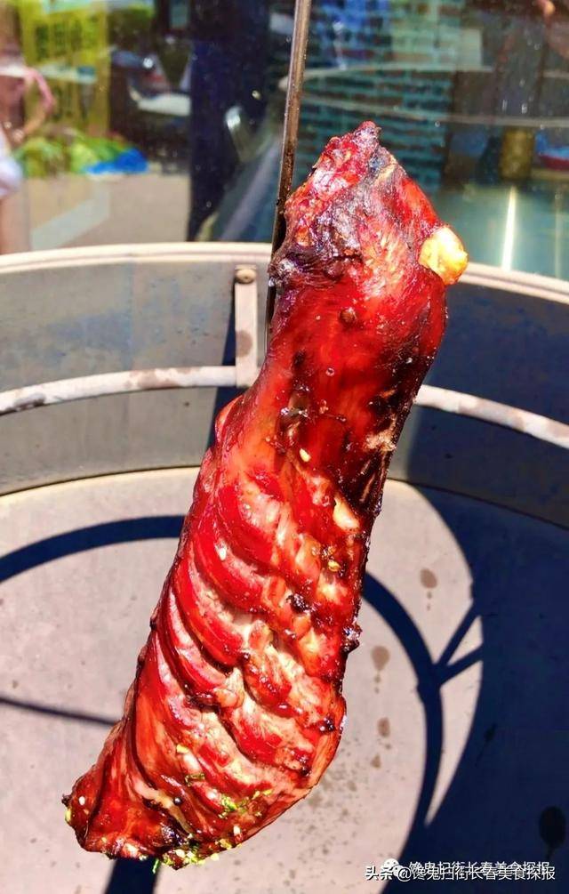 吊炉烤的羊小腿,汁水全被高温锁住了.