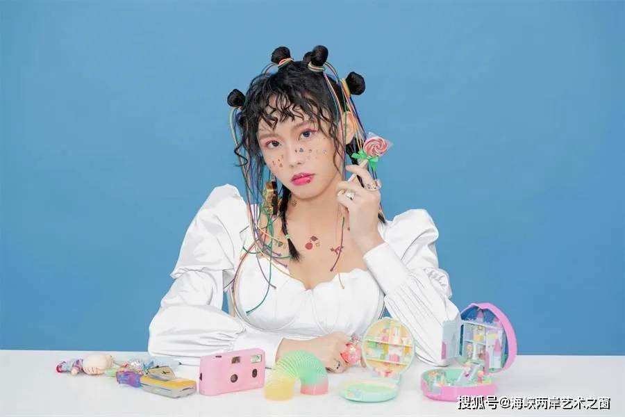 (唯有音乐提供)新专辑《美丽旧世界》是李芷婷以她i世代年轻人对世界
