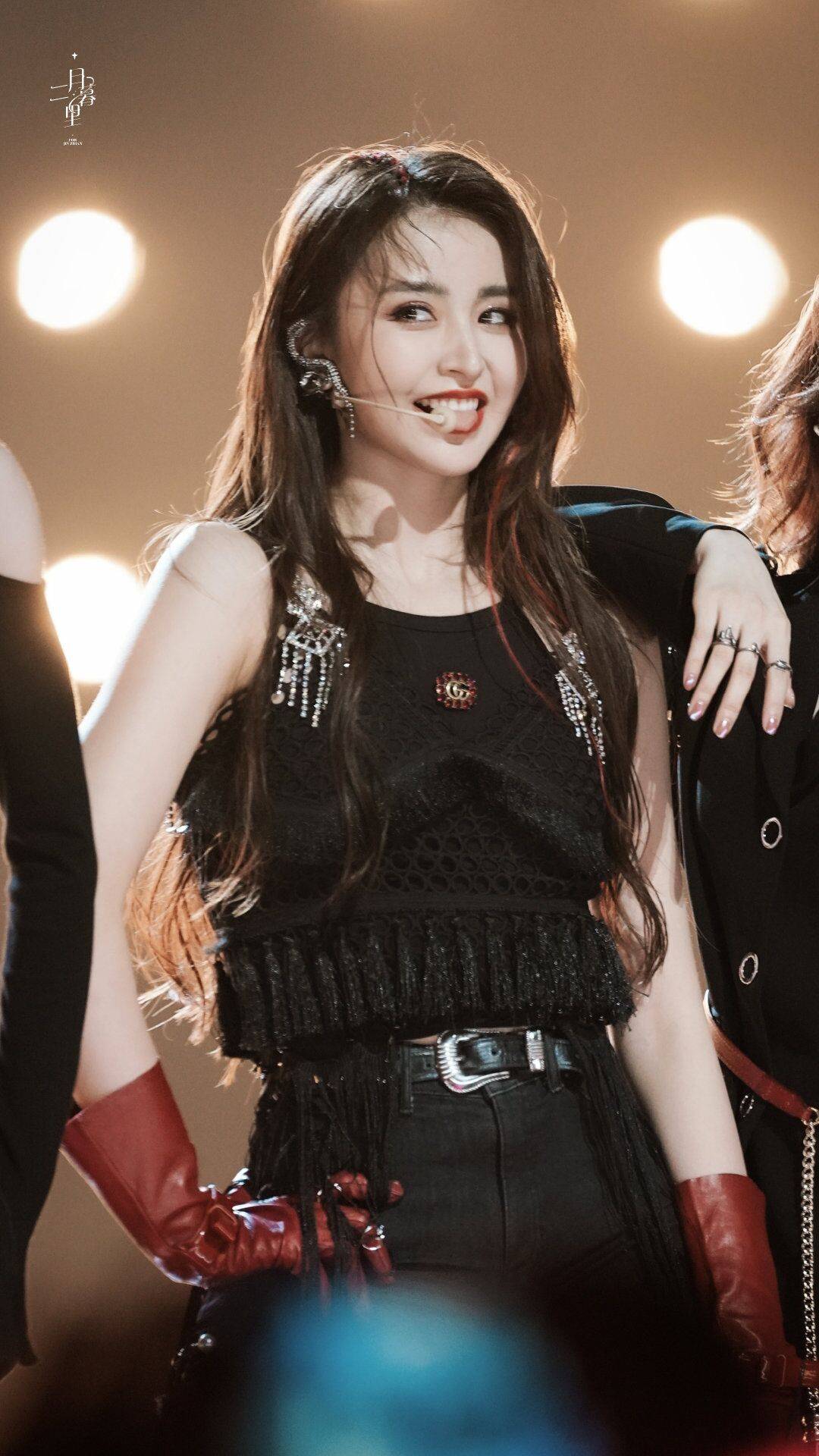 金子涵舞台look,红色皮质手套 黑色热裤