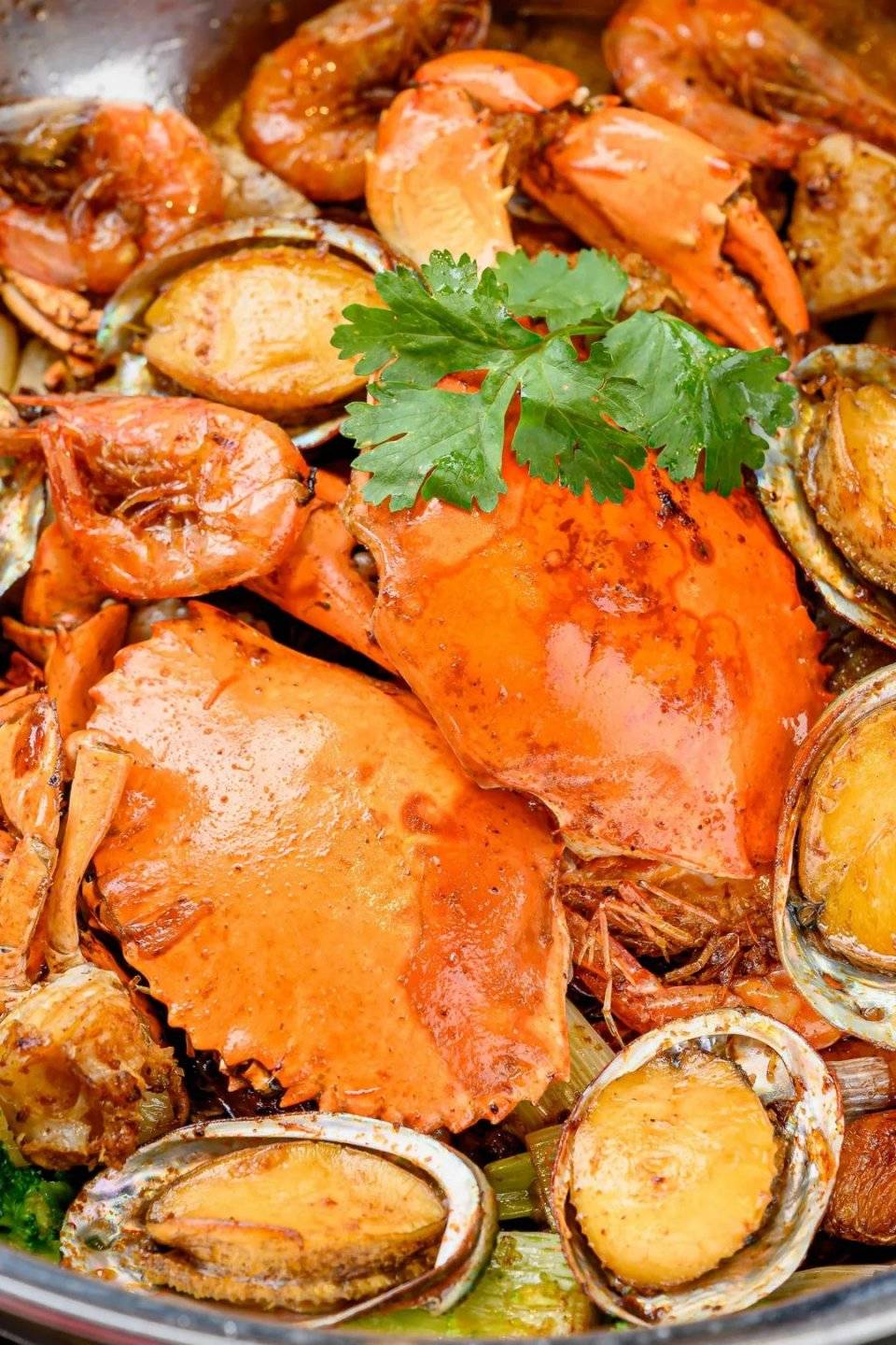 吃『活蟹海鲜锅』,印度洋蟹,新西兰青口,鲍鱼…每天坐飞机来