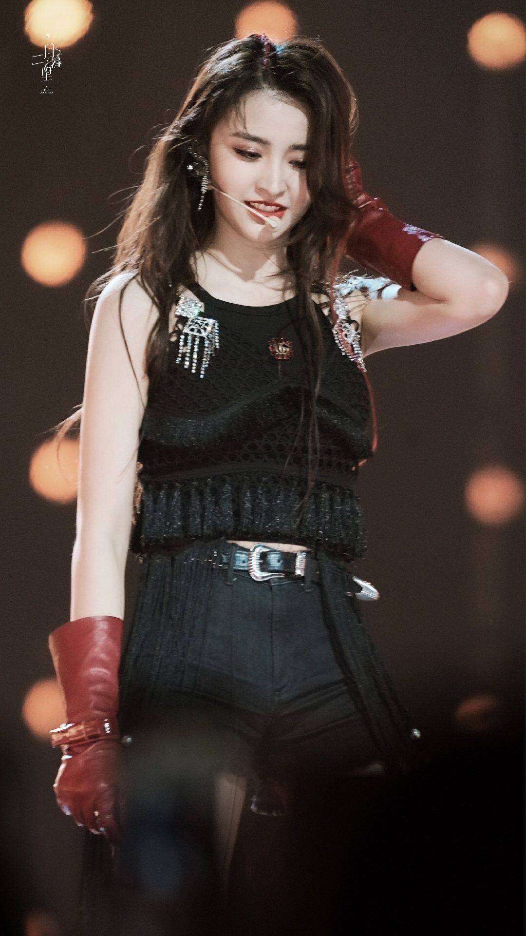 金子涵舞台look,红色皮质手套 黑色热裤