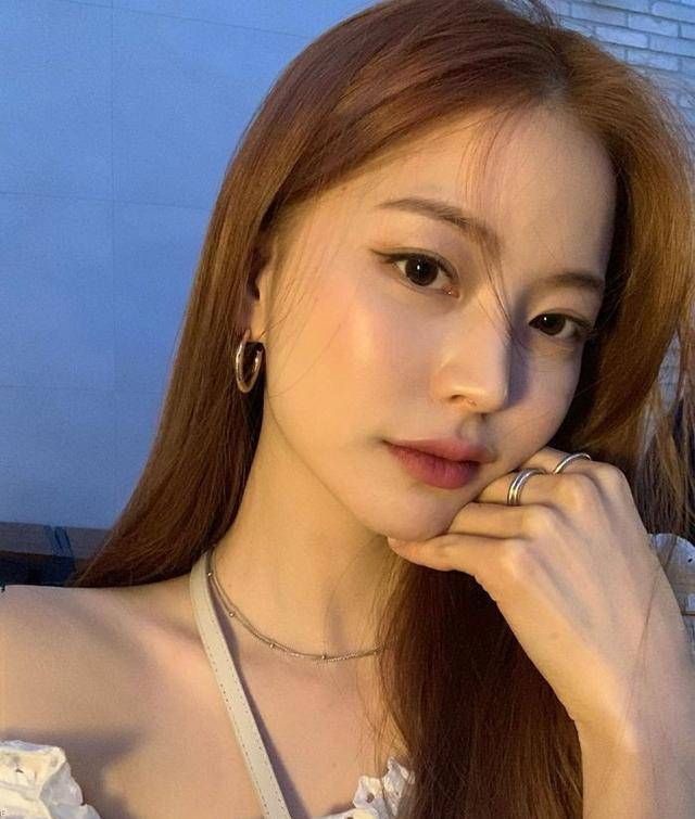 原创陷入swings分手传闻,林宝拉素颜凝视镜头展现"清纯美"