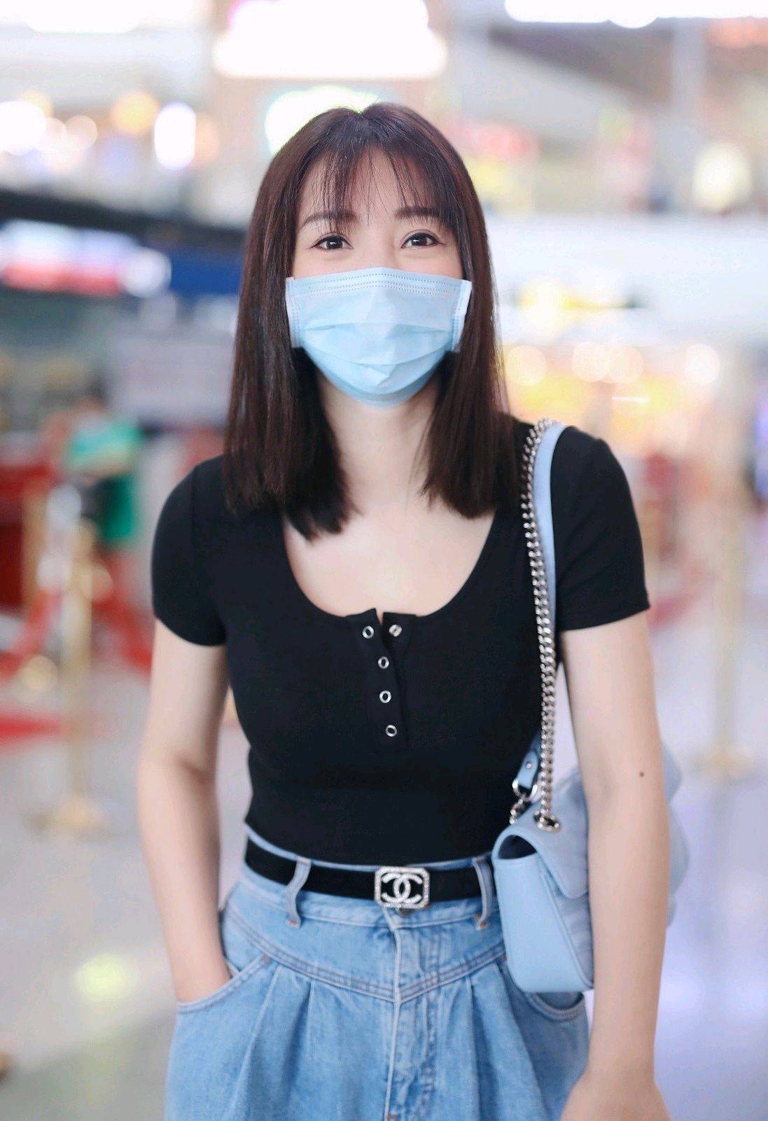 柳岩低调现身机场,身穿黑色修身上衣配牛仔裤很减龄,哪像40岁?