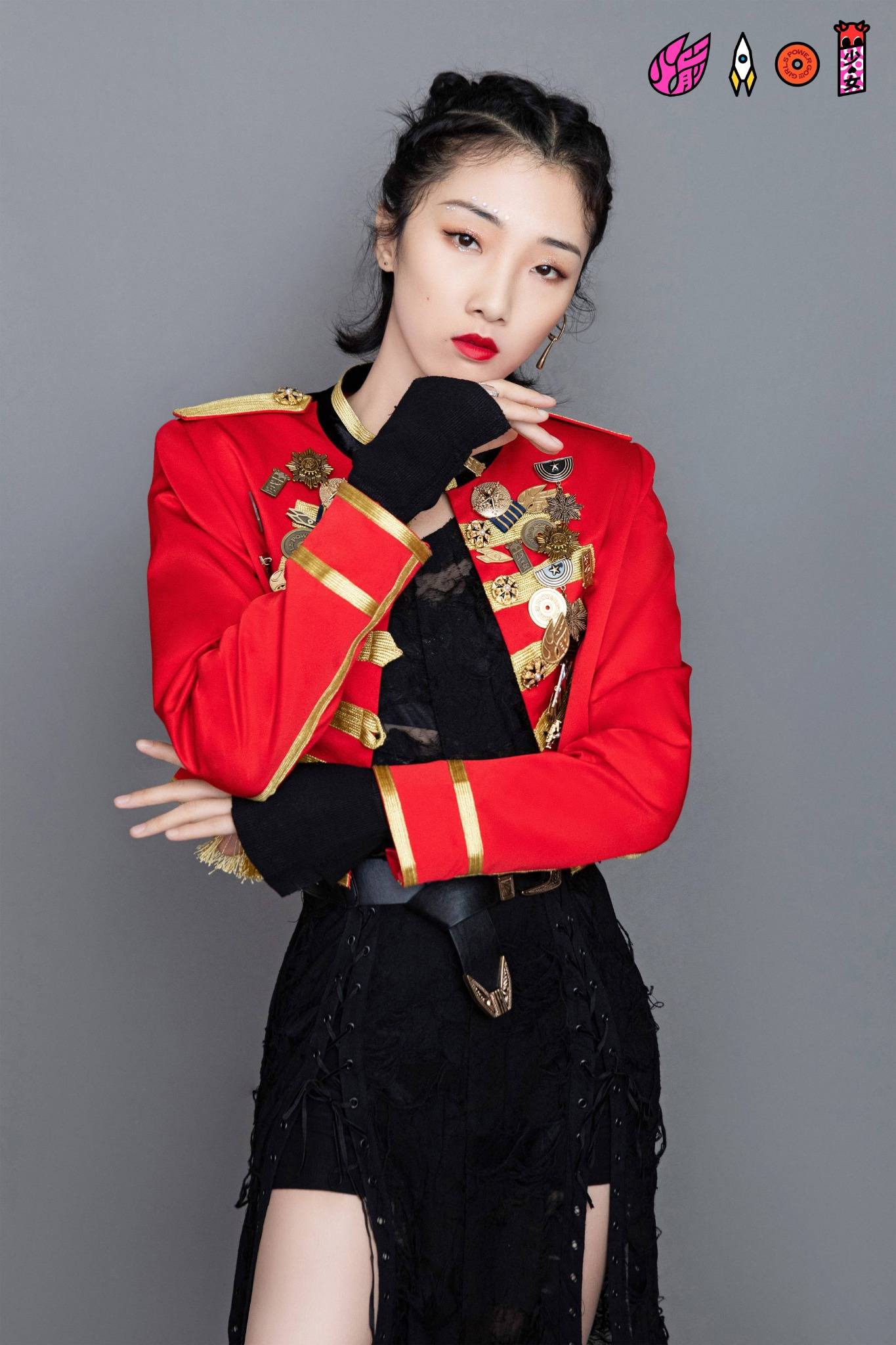 火箭少女最后的公开舞台全员红黑打歌服小彩虹穿吊带袜抢尽风头