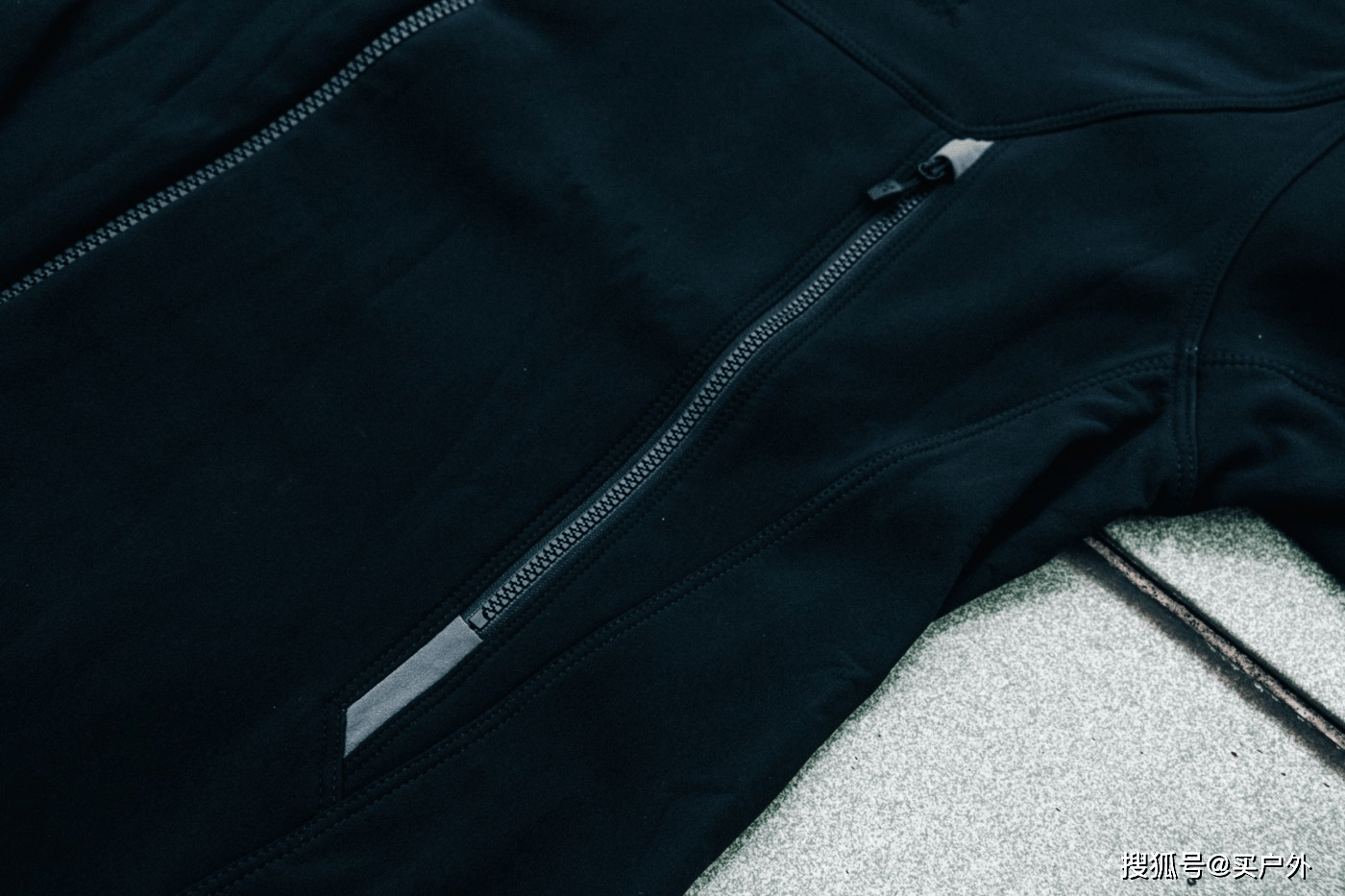 拉链上下两端有两块弹性布料,让拉链头不容易进水,个人觉得这样的小