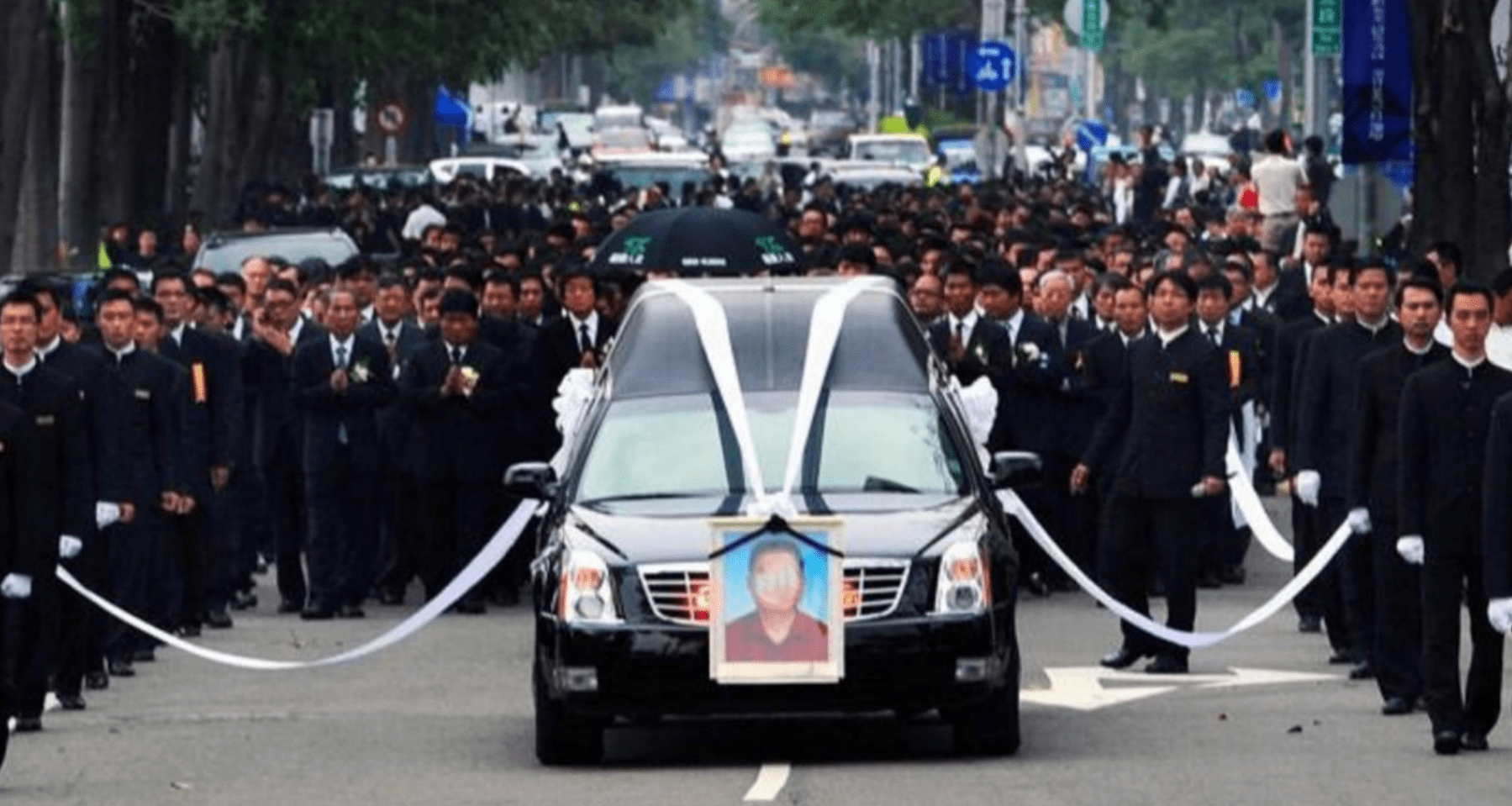 原创此人只有1.58米身高,死后4万人参加葬礼,4个漂亮女儿无人敢娶