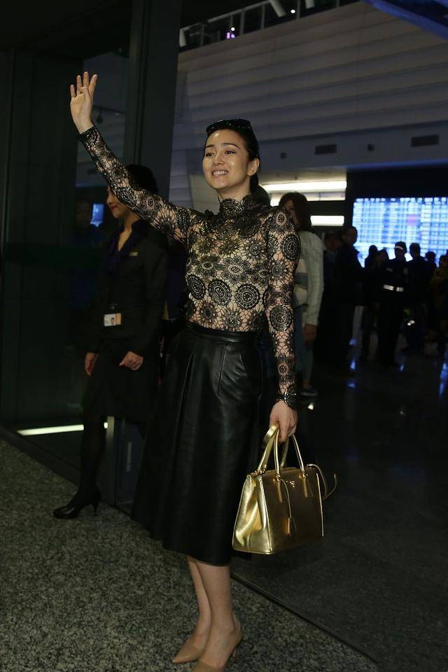 巩俐高调卖萌穿黑色透视装搭黑色皮裙身材婀娜饱满美得太高级