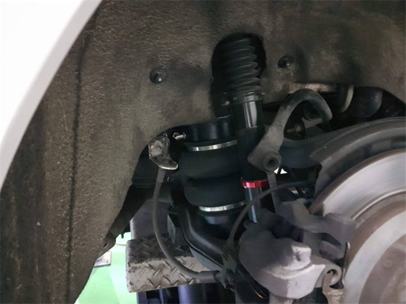 焦宏伟介绍:奔驰e级改装airbft空气避震悬挂低趴效果和功能