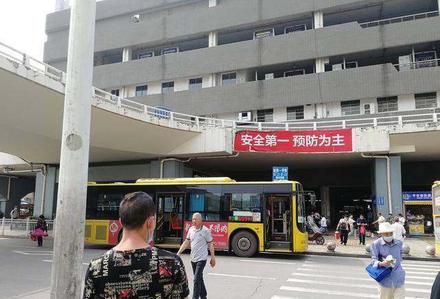 长沙最大的汽车站,已经形成了西中心商业圈,车站内不但是长途客运汽车