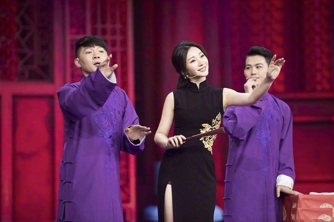 女明星穿旗袍站上相声舞台,佟丽娅典雅,柳岩柔媚,秦岚淑女范