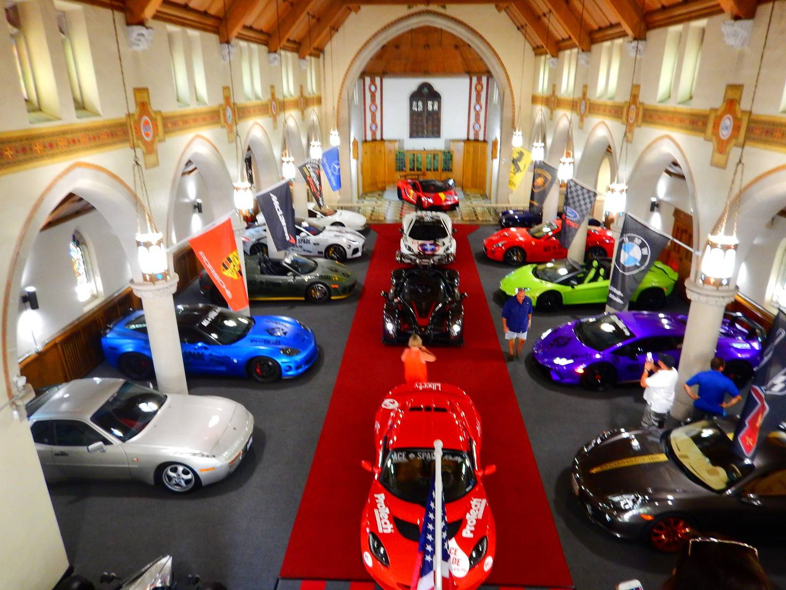 教堂改成汽车俱乐部,上帝的车库,汽车爱好者的天堂
