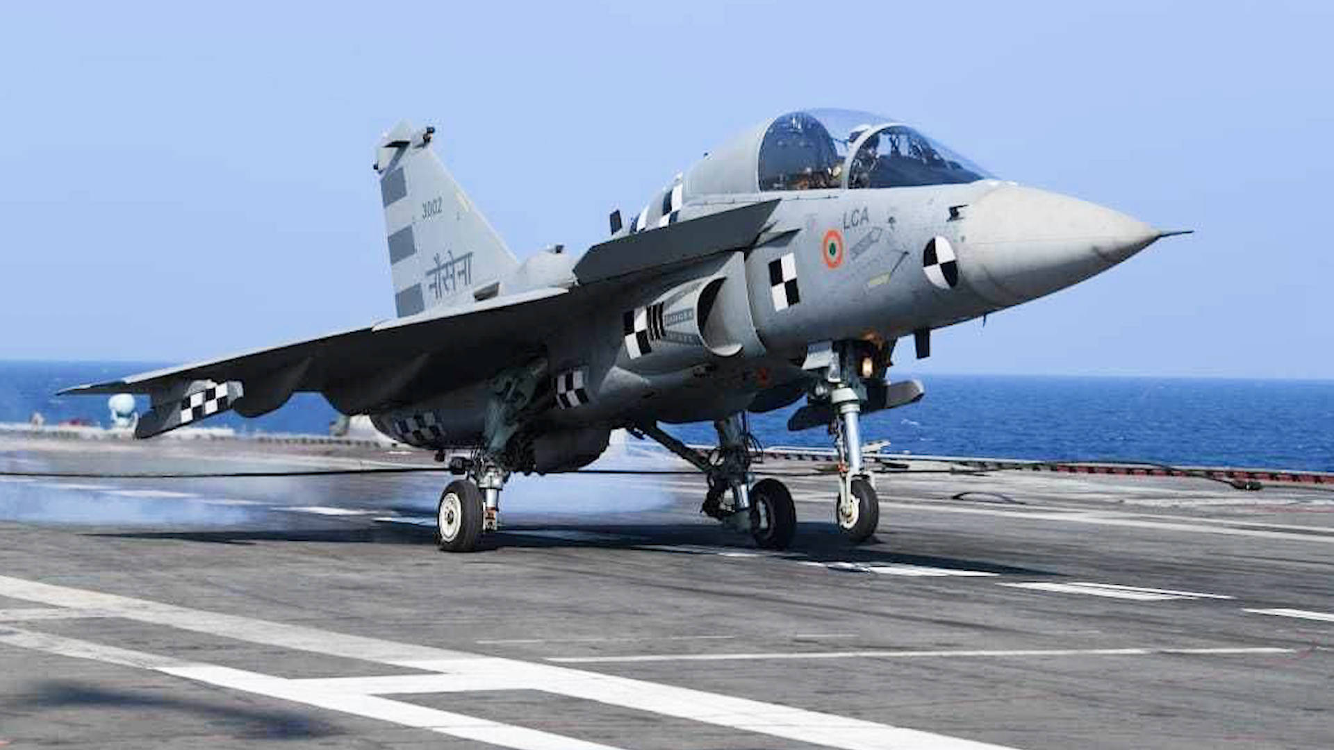 "光辉"战机起降航母