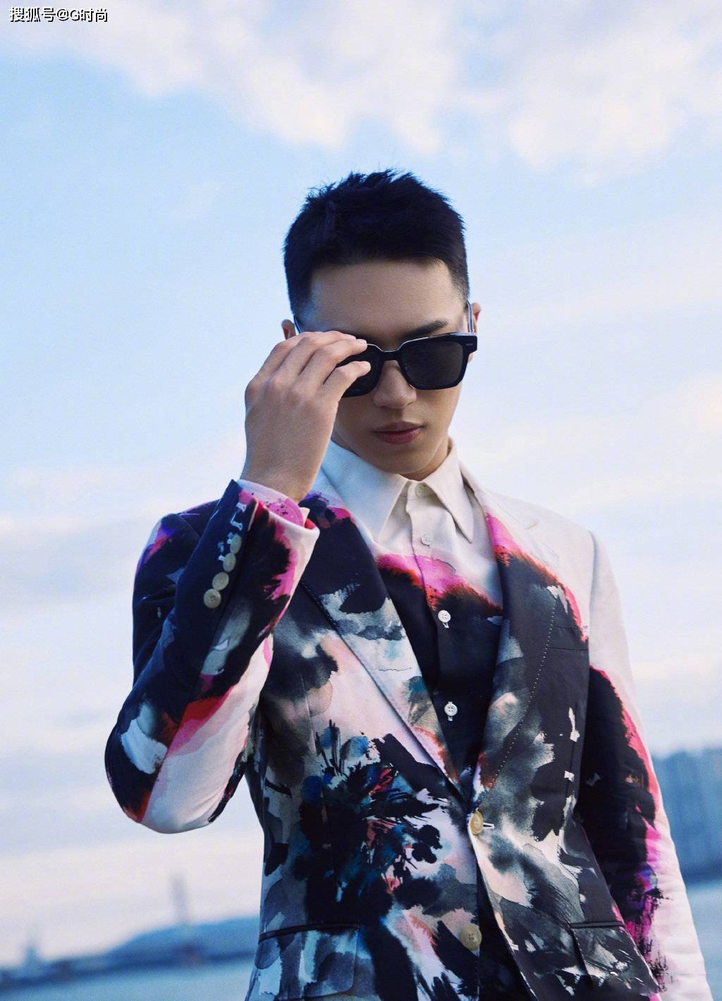 许魏洲身穿的墨染西装,清爽的短发,绅士充满诗意