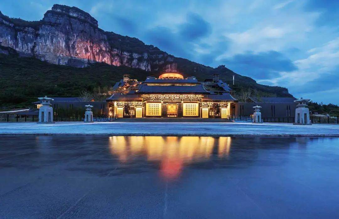 夜晚,琉璃宝殿似皎洁的月光,洒满懒坝.