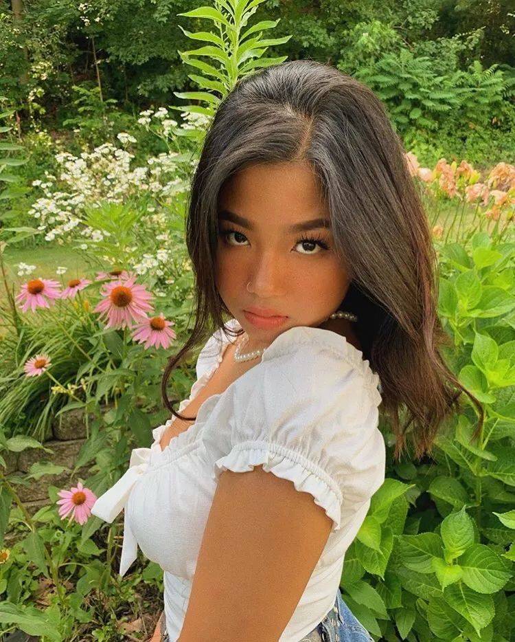 七哥为d杯女友变舔狗,网友:果然只有辣妹能当rapper女友!