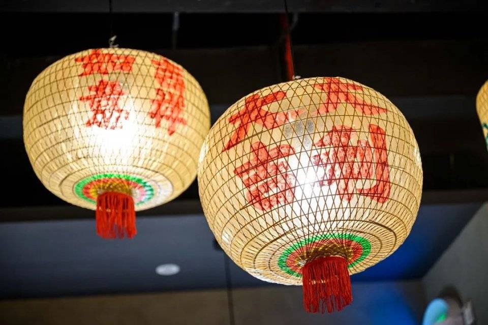 和灯笼随处可见,复古的店铺招牌悬挂在墙上,完美还原旧时的潮汕街道