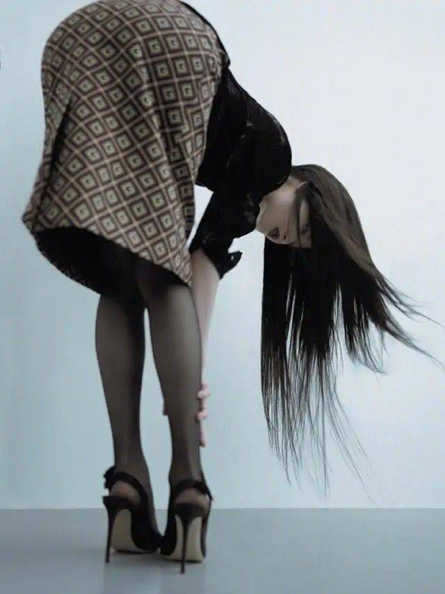 倪妮拍照气质拿捏得真准,3次弯腰秀出3种感觉,31岁不要太美