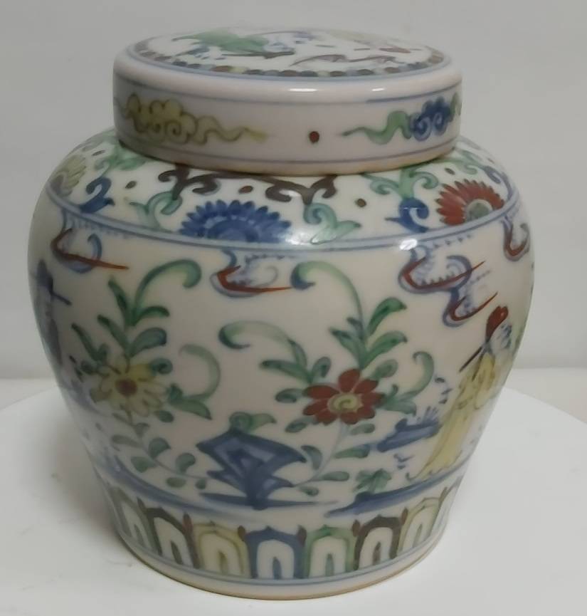 精品推荐:明成化斗彩姹紫红胎高仕纹天字罐