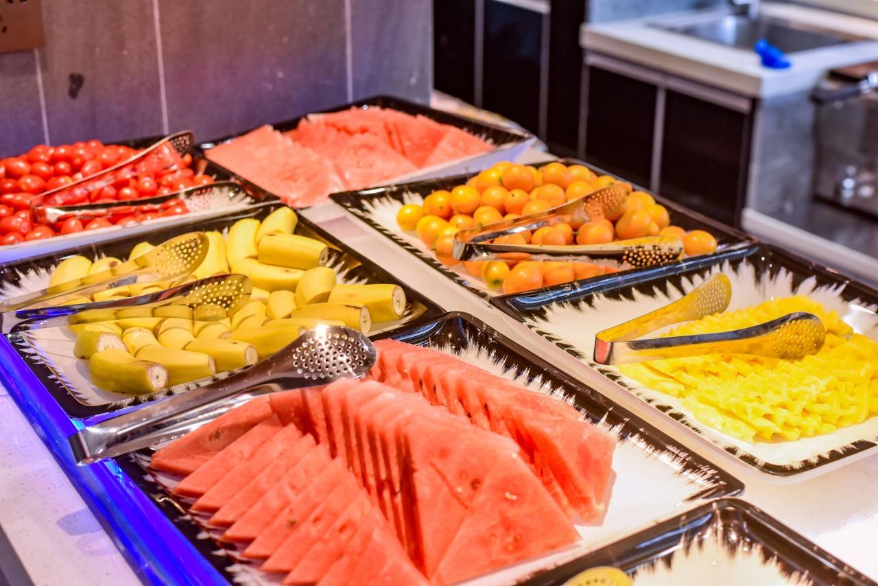 成都武侯一家自助火锅,200多种菜不限量!50元吃出300元的高级感!_水果