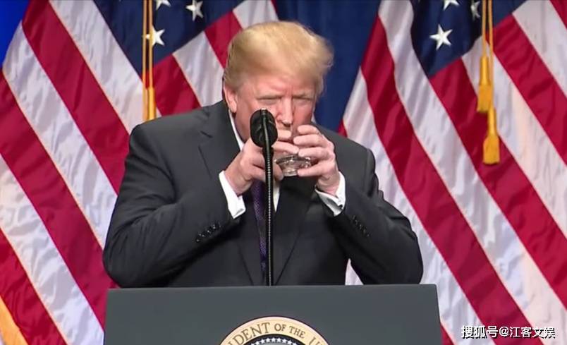 特朗普艰难的用"双手喝水",美国精神专家分析:它可能是病了_bandy
